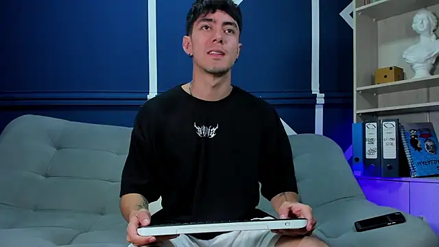 etham_wolf_ webcam