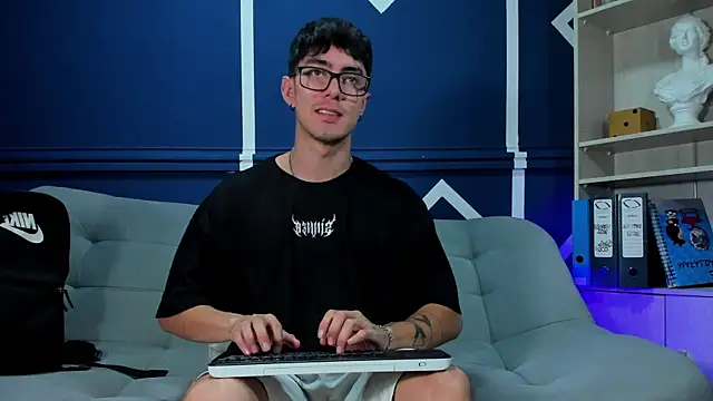 etham_wolf_ webcam