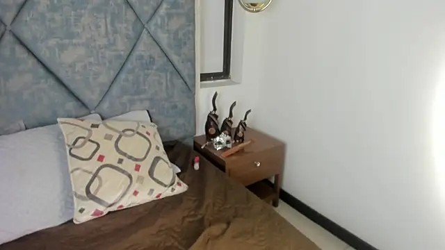 Lara_Crofftt webcam