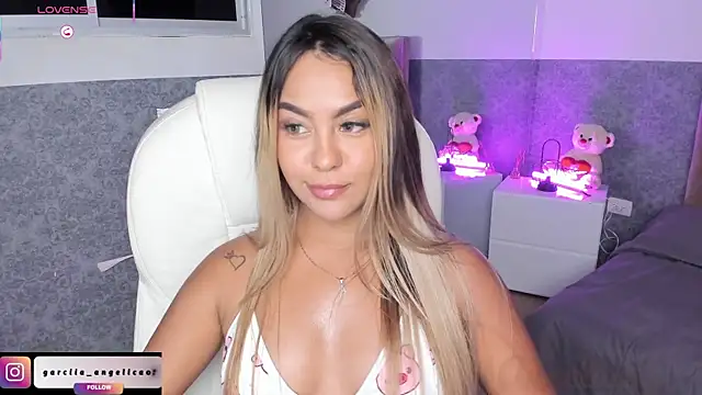 LittleePeach webcam