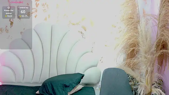 mia_white_cr webcam