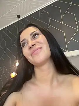 EmyLaveau's Stripchat show and profile