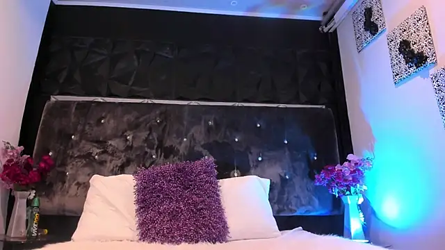 NicolleMonroe_ webcam