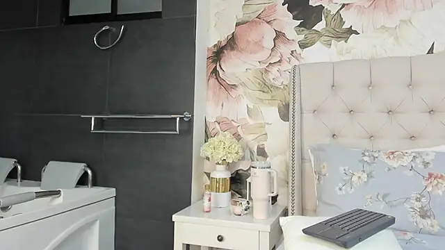 MaddyMay_ webcam