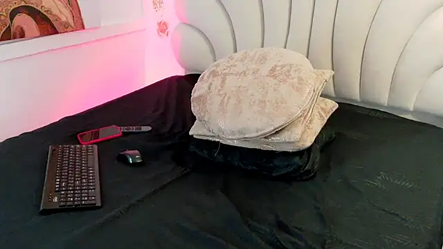 mia_white_cr webcam