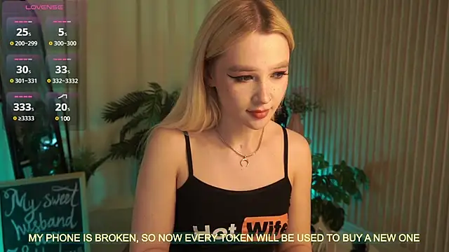 LauraWifeness webcam