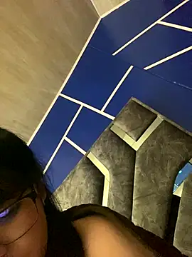 Webcam Model (vale_18x)  is live.Free join now!