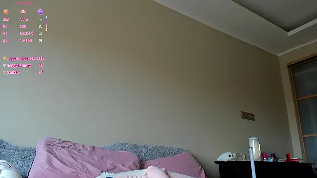 YaraAveiri webcam