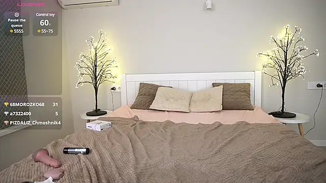 NikkiGoldSide webcam