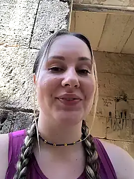 chat room Mona Plus