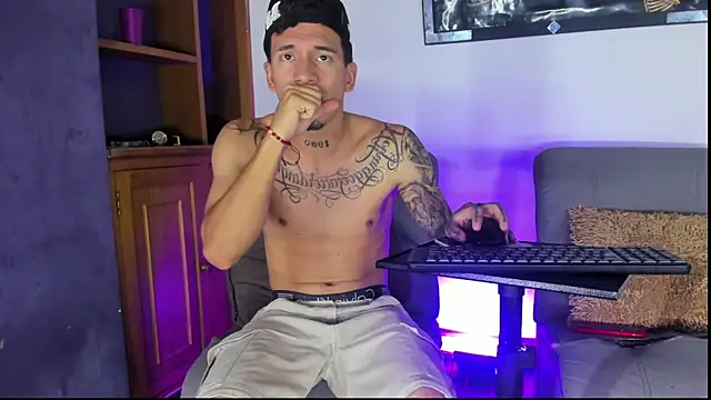 free nude chatroom The King Sweet