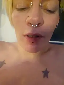 PinkTheHawk webcam