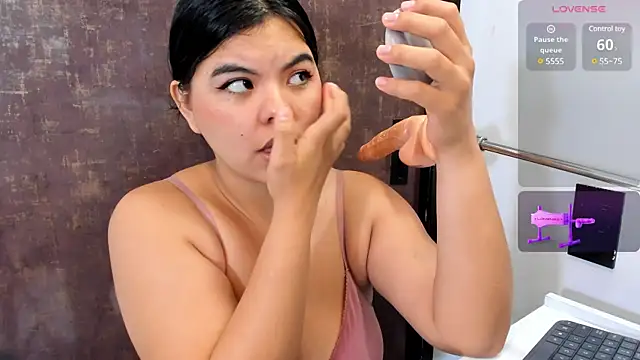 klhoe_boobs