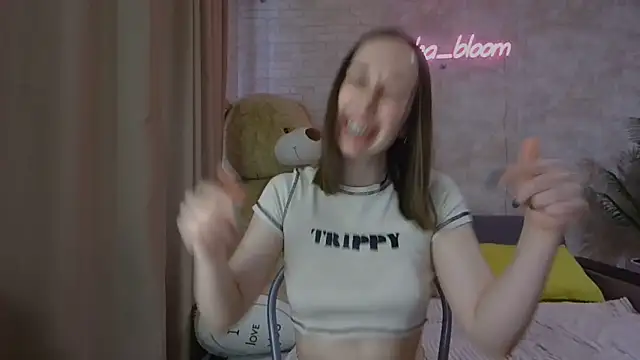 Anika_bloom webcam