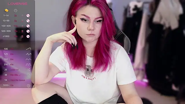 Makelovenotwar webcam
