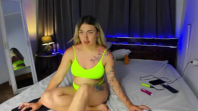 MikkiShoww webcam