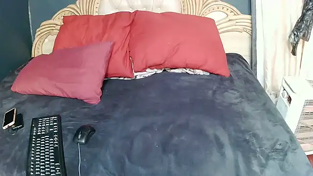 QueenOfBoobs12 webcam