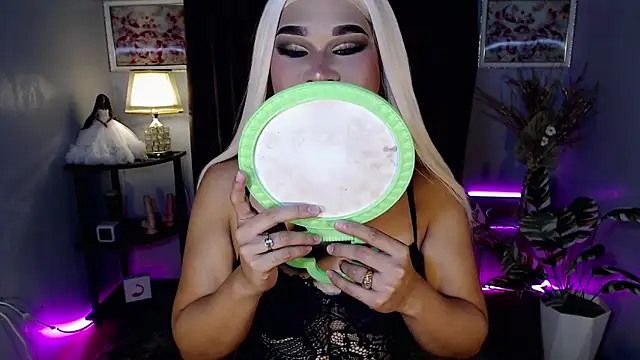 LuxuriousNikkixxx webcam