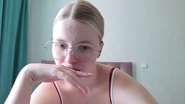 LilMiia webcam