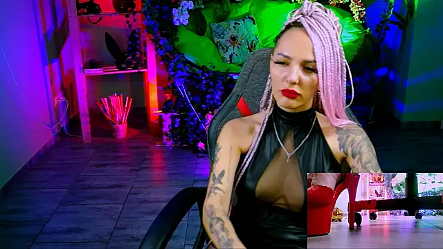 MonicaMaxwel webcam