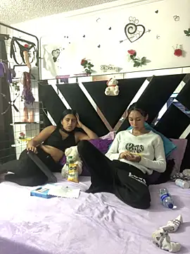 1lovelygirls webcam