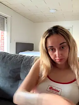 BlondBellaxxx webcam