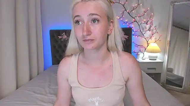 HollyTailors webcam