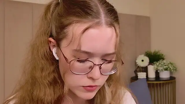 MandyMils webcam