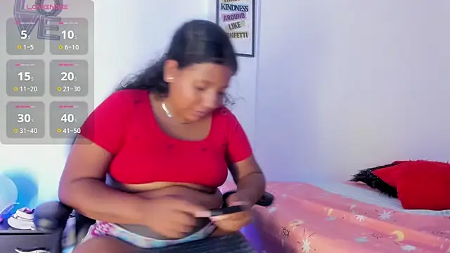 Saraa_Owen webcam