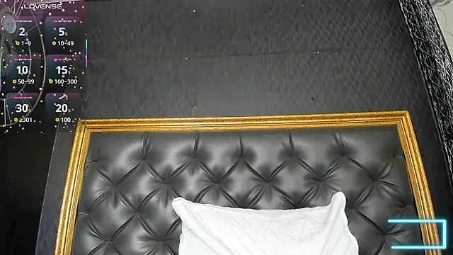 NaomiFrost webcam
