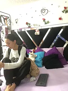 1lovelygirls webcam