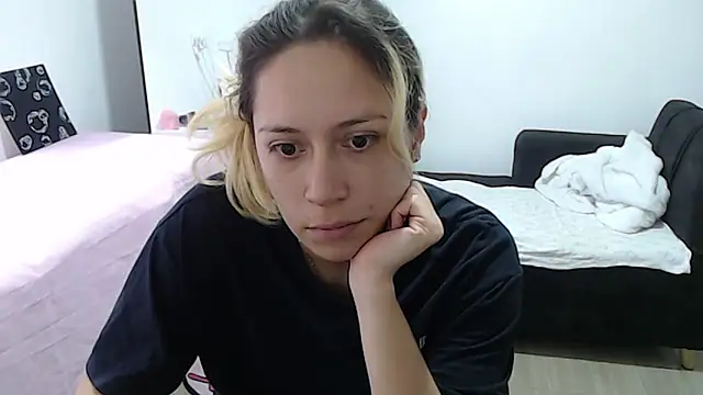 MommyMiaWs webcam