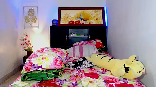 LovelyQueen69 webcam