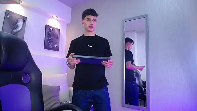 adrianrinaldi - AdrianRinaldi's free webcam - UK Sex Cams