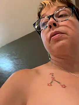 YogaHottie76 webcam