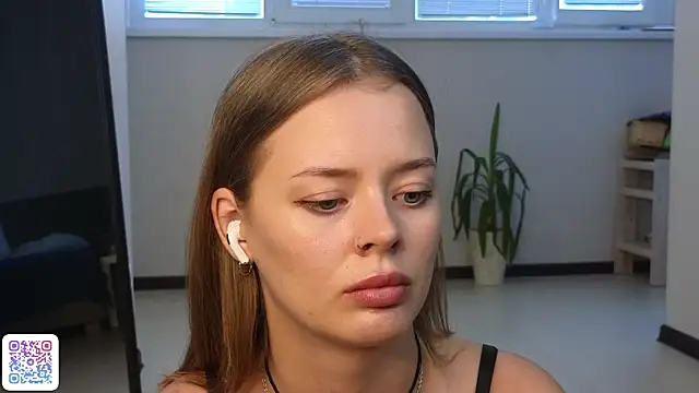 NinaCoxn webcam