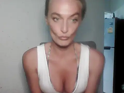 dannyandkiki - DannyAndKiki's free webcam - UK Sex Cams