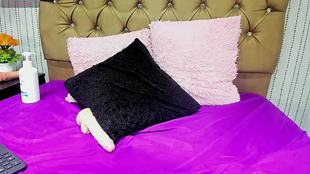 candiafrodita - Candiafrodita's free webcam - UK Sex Cams