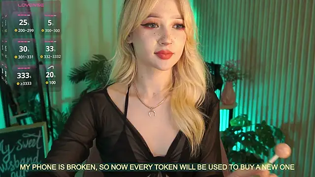 LauraWifeness webcam