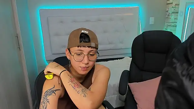 emahills__axelrose webcam