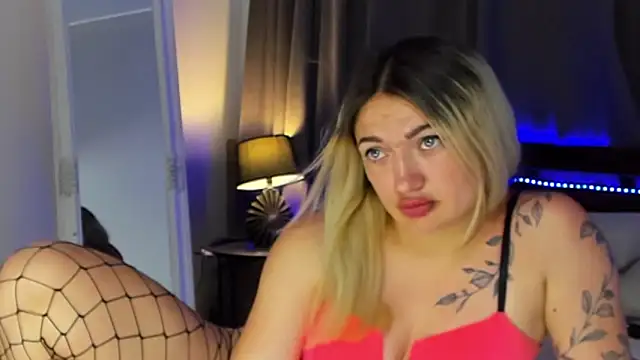 MikkiShoww webcam