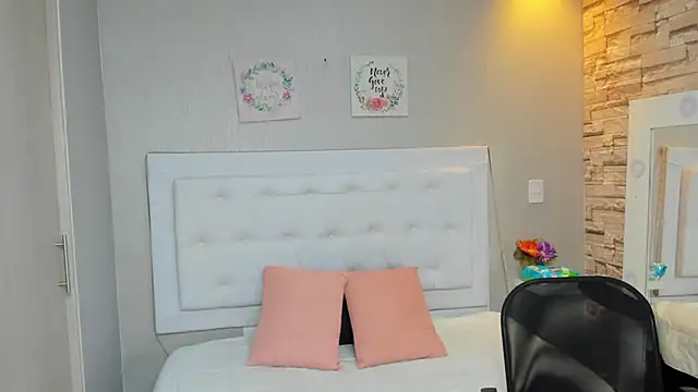 emahills__axelrose webcam