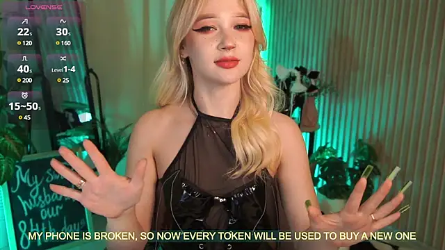 LauraWifeness webcam