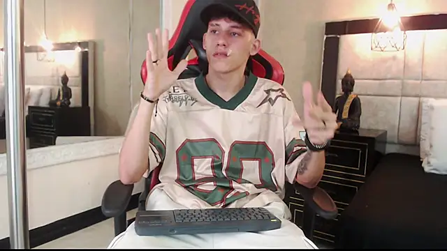 MikeBeneflek webcam