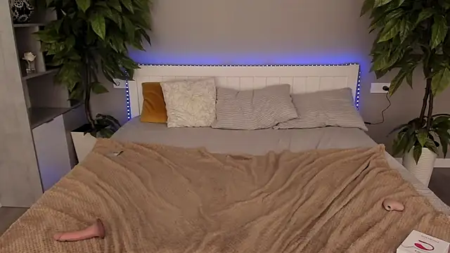 NikkiGoldSide webcam