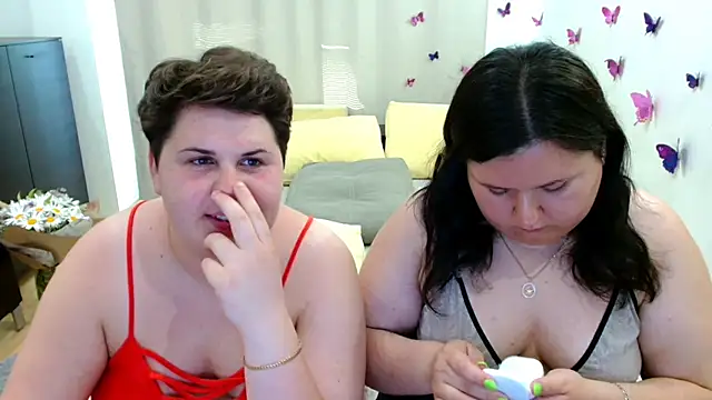 BeckyAndHellen webcam