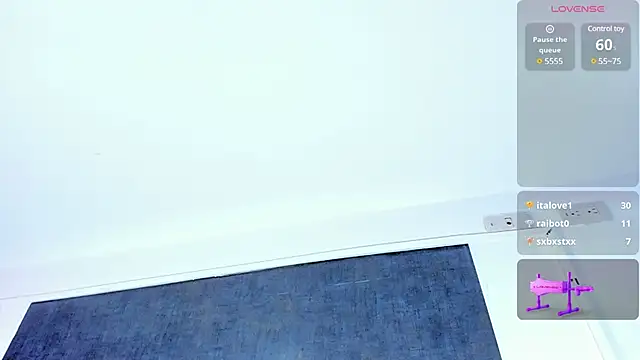 webcam strip Ariana Boobs 