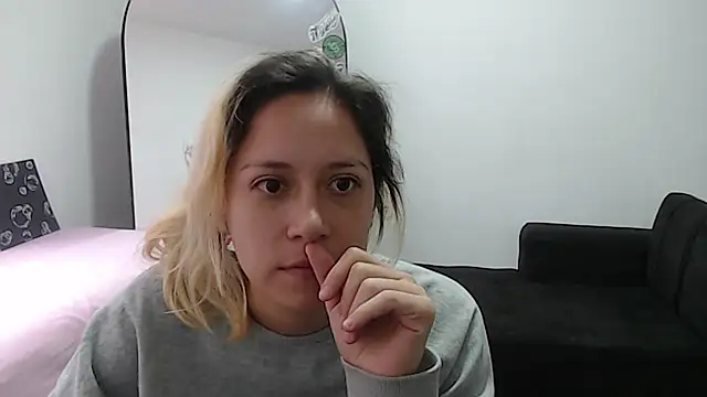 MommyMiaWs webcam