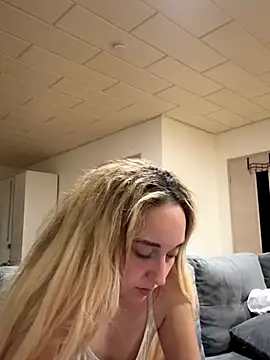 BlondBellaxxx webcam