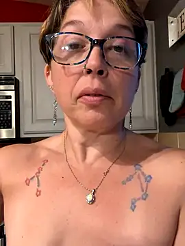 YogaHottie76 webcam